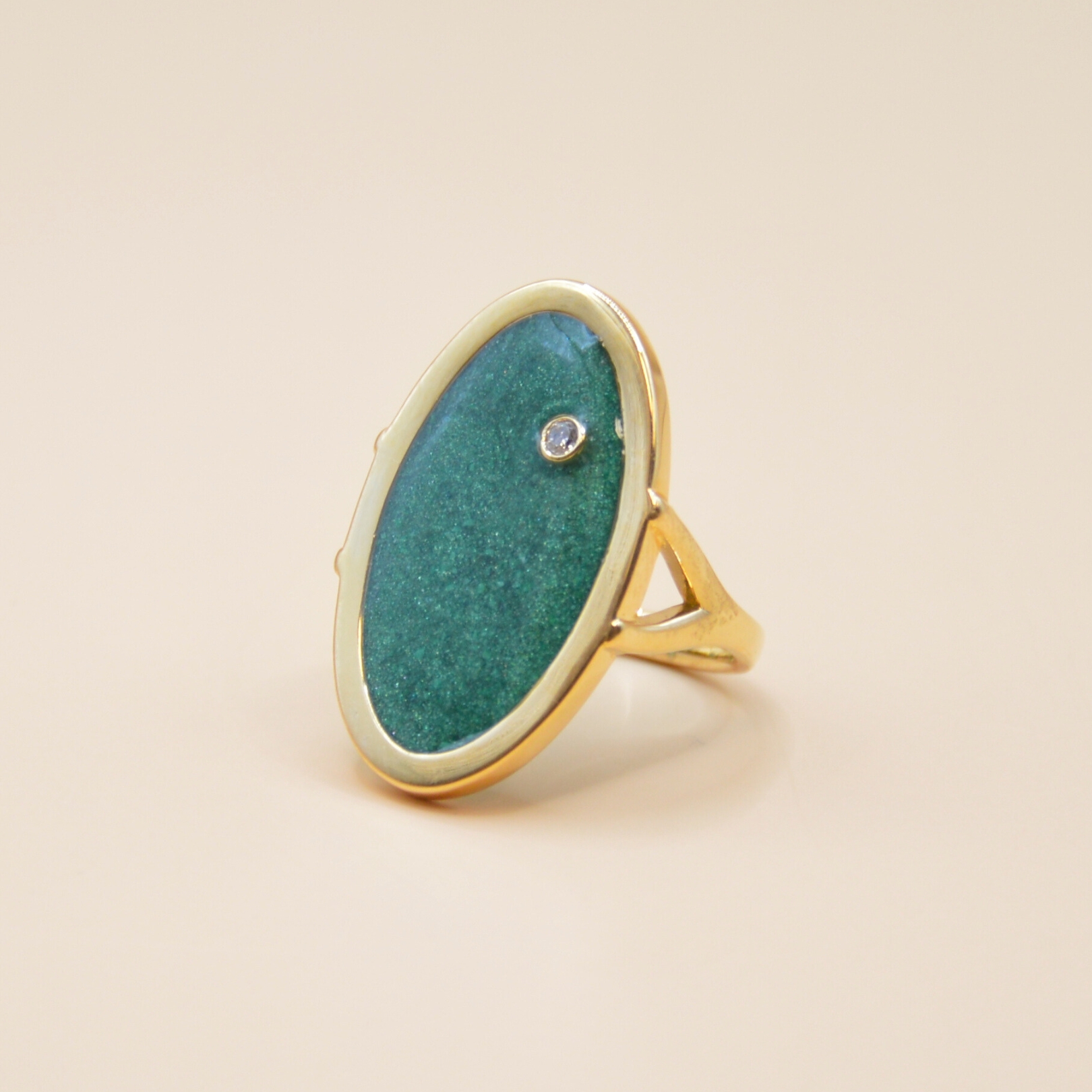 Bague imaginée et réalisée artisanalement dans notre atelier parisien. Chaque pièce est unique et présente ses propres irrégularités (variations de couleur et de taille des fragments de pierre). Bijou seul, Crédit Léo Sédim
