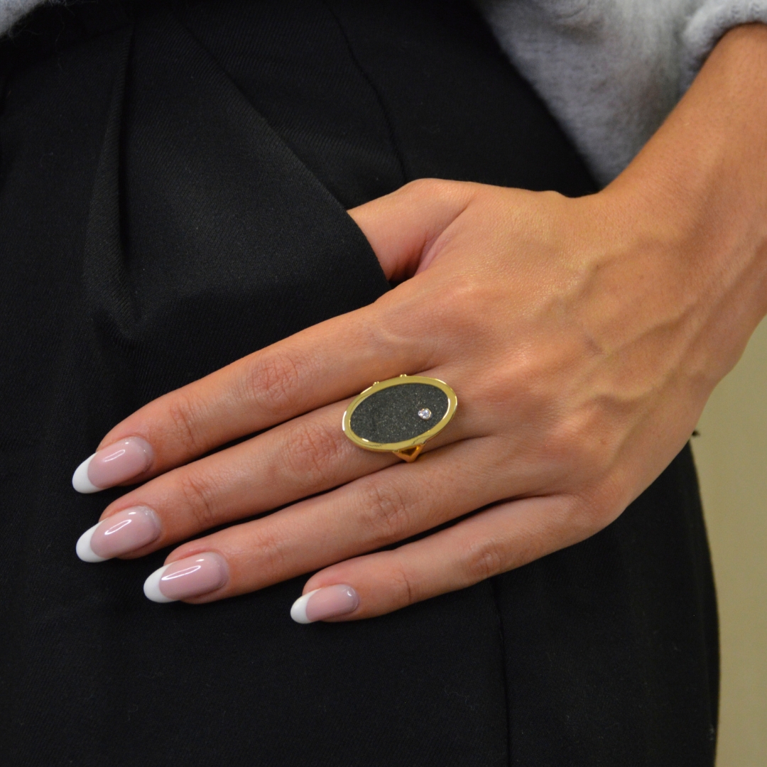 Bague imaginée et réalisée artisanalement dans notre atelier parisien. Chaque pièce est unique et présente ses propres irrégularités (variations de couleur et de taille des fragments de pierre). Bijou porté, Crédit GEMITY.