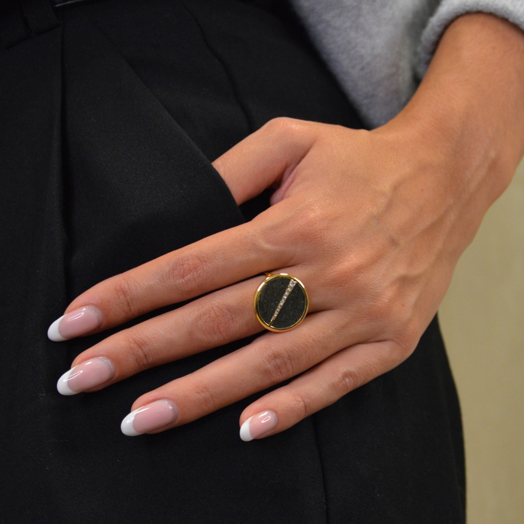 Bague plaquée or ronde intérieur en pyrite (noire) avec un trait esthétique brillant dans son diamètre. Bijou porté, Crédit GEMITY.