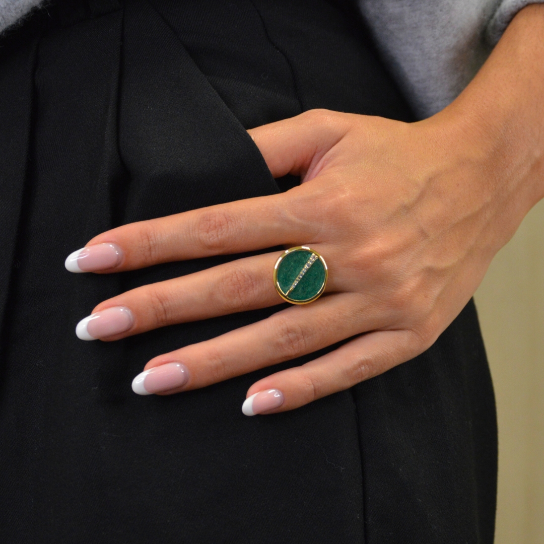 Bague plaquée or ronde intérieur en jaspe (verte) avec un trait esthétique brillant dans son diamètre. Bijou porté, Crédit GEMITY.