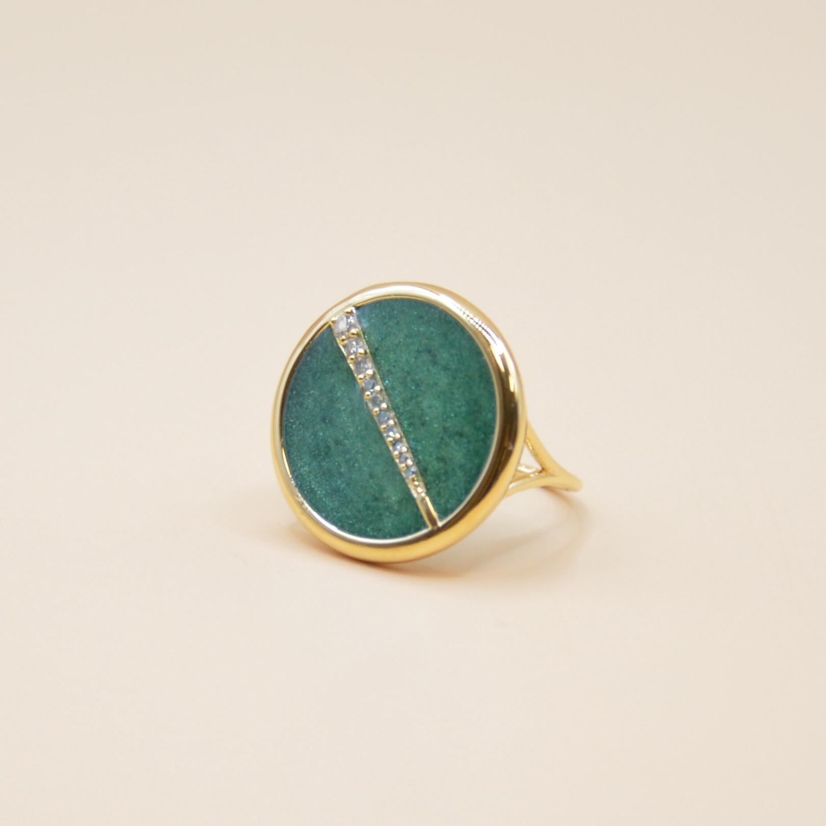 Bague plaquée or ronde intérieur en jaspe (verte) avec un trait esthétique brillant dans son diamètre. Bijou seul, Crédit Léo Sédim