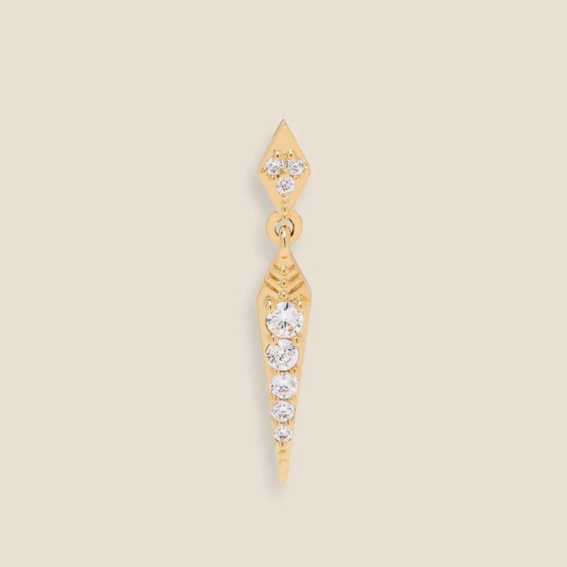 Boucle d'oreille plaquée or pendante. L'accrochet est un losange recouvert de brillants et la partie pendante est un losange alongé vers le bas comportant elle aussi des brillants. Bijou seul, Crédit Léo Sédim