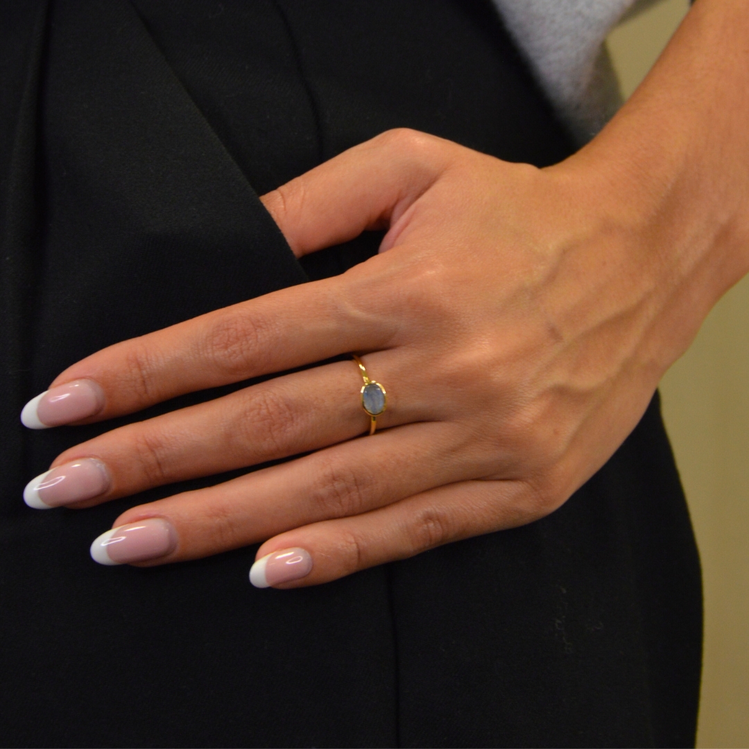 Notre bague Candice est le symbole même de l'élégance minimaliste. Confectionnée en plaqué or 3 microns, cette bague fine et délicate met en valeur la beauté naturelle de la pierre Labradorite ovale qui trône au centre. Bijou porté, Crédit GEMITY.