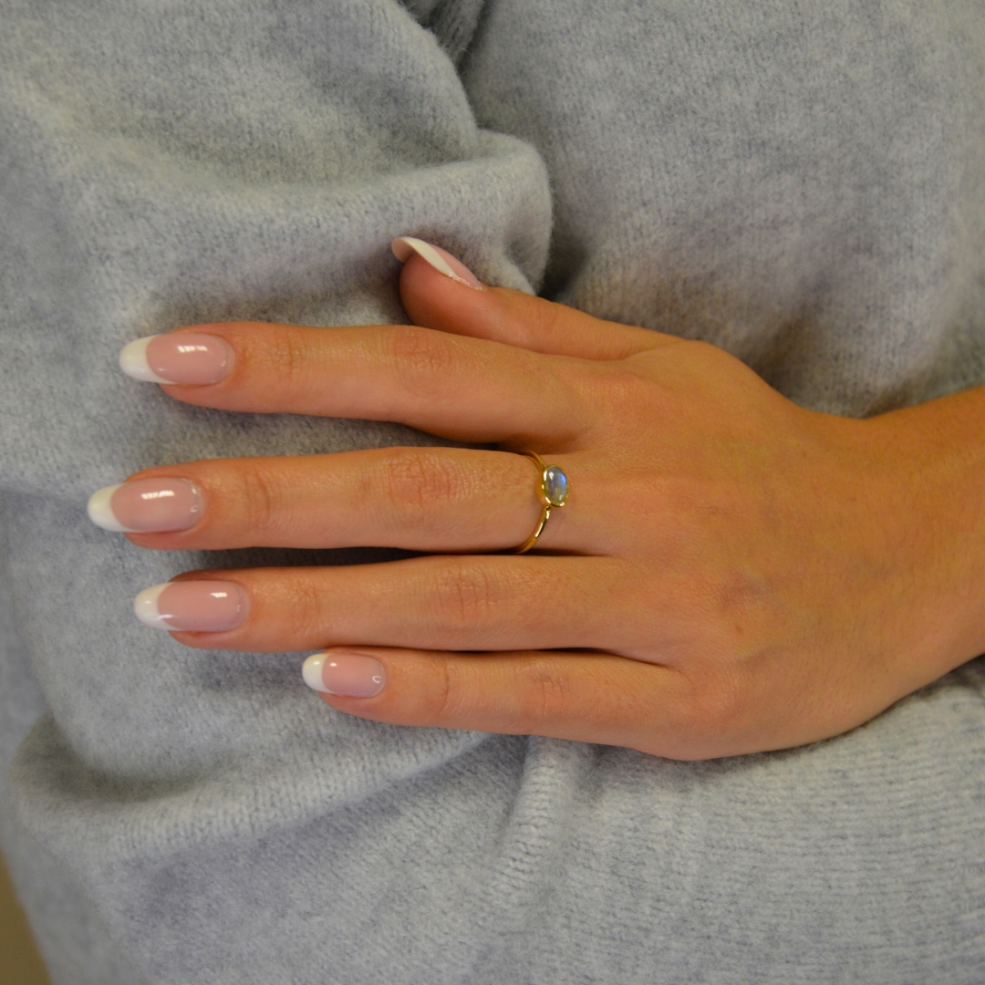 Notre bague Candice est le symbole même de l'élégance minimaliste. Confectionnée en plaqué or 3 microns, cette bague fine et délicate met en valeur la beauté naturelle de la pierre Labradorite ovale qui trône au centre. Bijou porté, Crédit GEMITY.