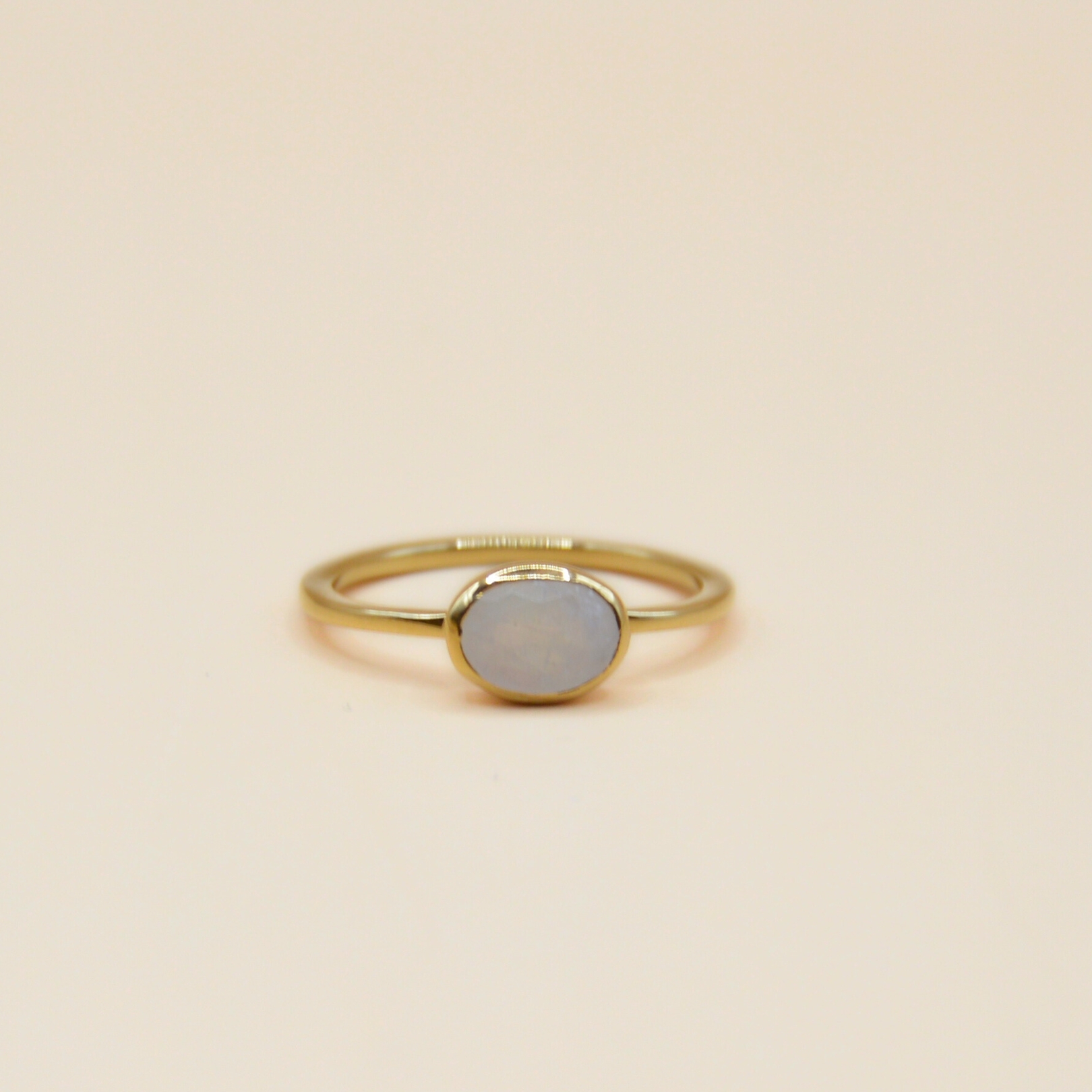 Notre bague Candice est le symbole même de l'élégance minimaliste. Confectionnée en plaqué or 3 microns, cette bague fine et délicate met en valeur la beauté naturelle de la pierre moonstone ovale qui trône au centre. Bijou seul, Crédit GEMITY