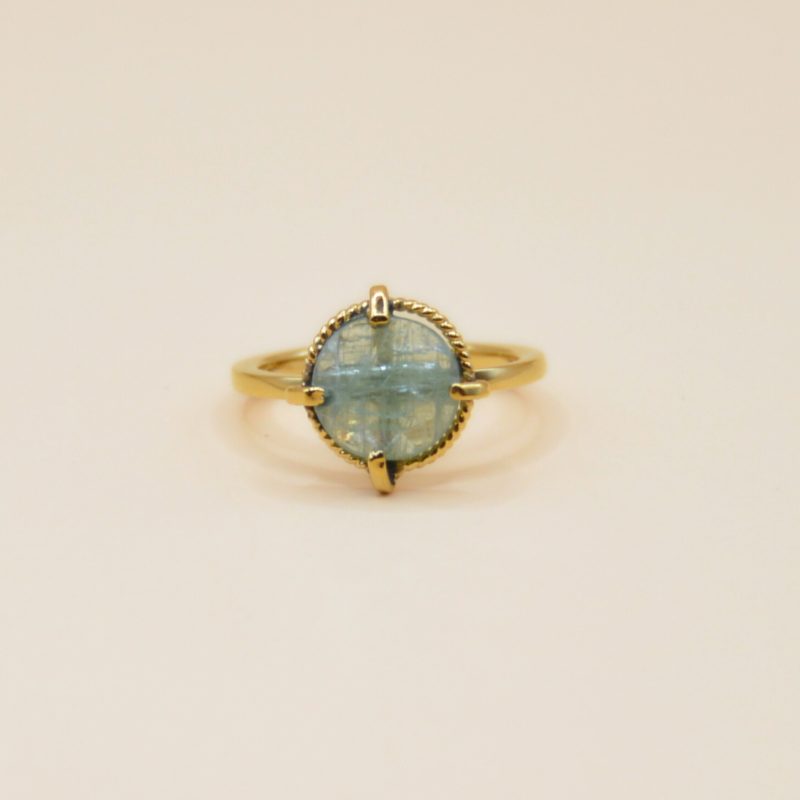 Magnifique bague ajustable en plaqué or 3 microns, ornée d'une pierre de kyanite verte. Bijou seul, Crédit GEMITY