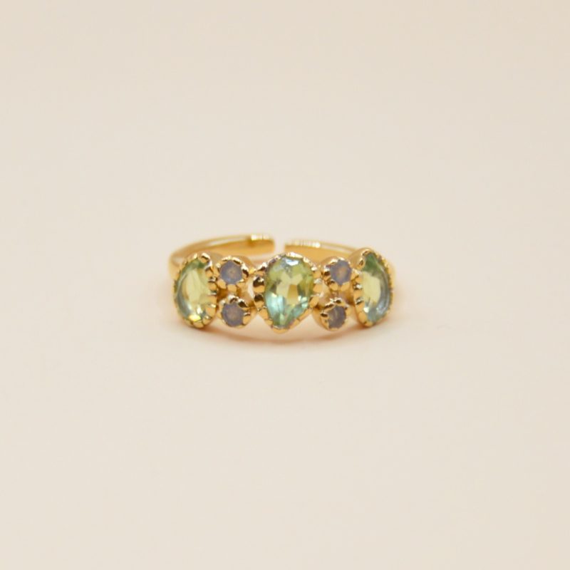 Découvrez notre magnifique bague fine Ondine, plaquée or parsemée d'améthystes vertes et de labradorite. Bijou seul, Crédit GEMITY