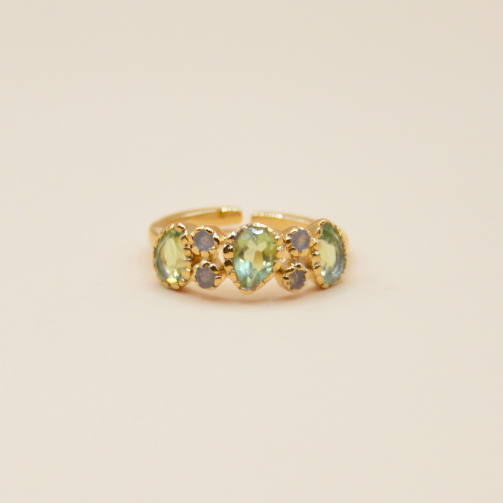 Découvrez notre magnifique bague fine Ondine, plaquée or parsemée d'améthystes vertes et de labradorite. Bijou seul, Crédit GEMITY