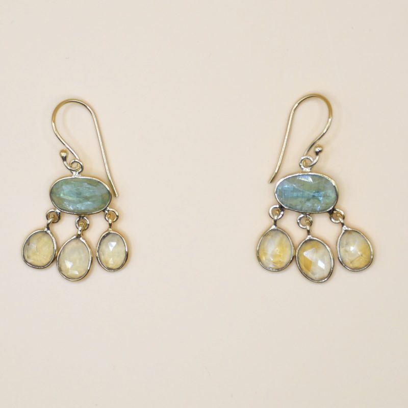 Adèle sont de superbes boucles d'oreilles en plaqué or 3 microns pendantes ornées de citrine étincelante et de trois kyanites vertes. Bijou seul, Crédit GEMITY