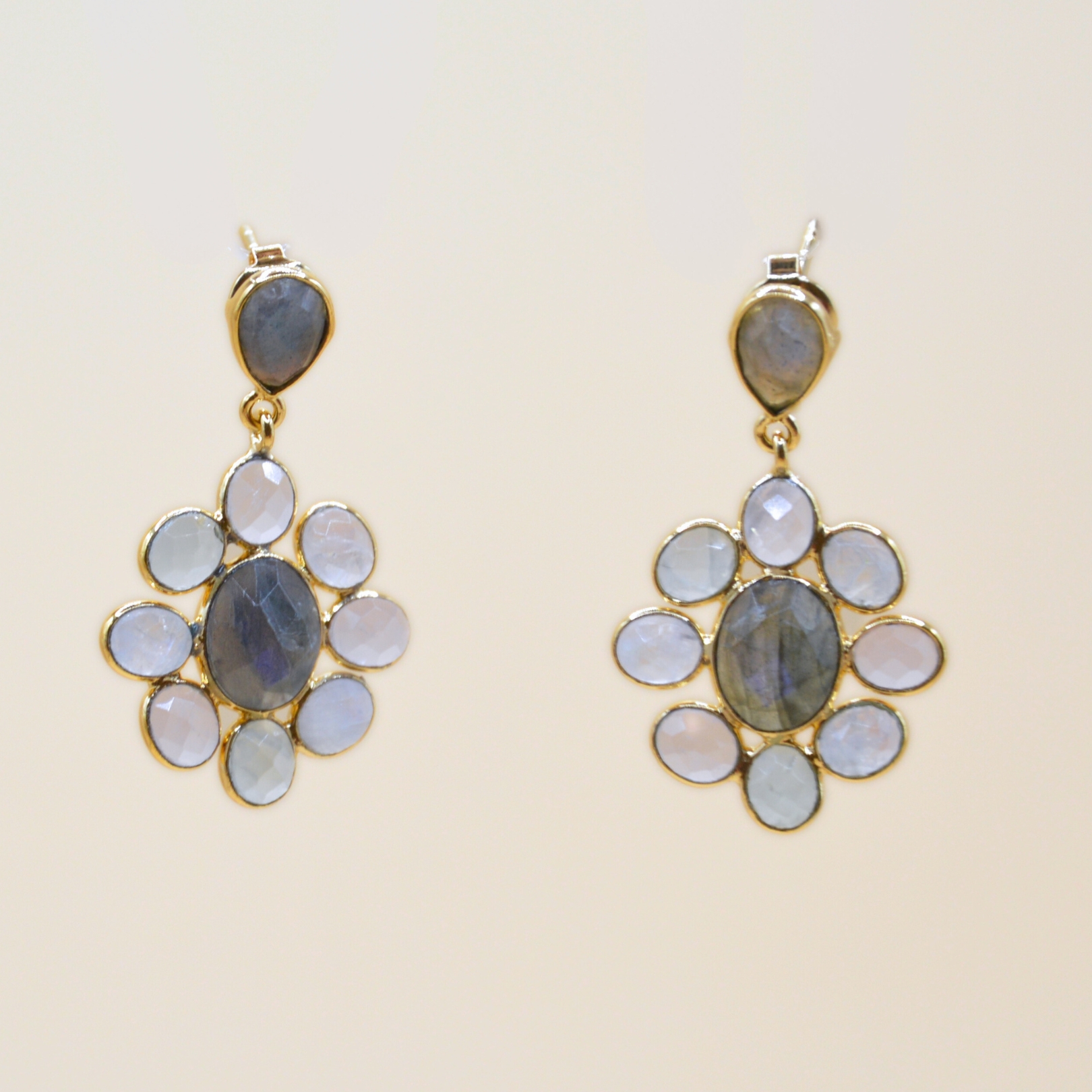 Magnifiques paire de boucles d'oreilles en plaqué or, composée de labradorite, de pierre de lune, de quartz rose, d'améthyste verte. . Bijou seul, Crédit GEMITY