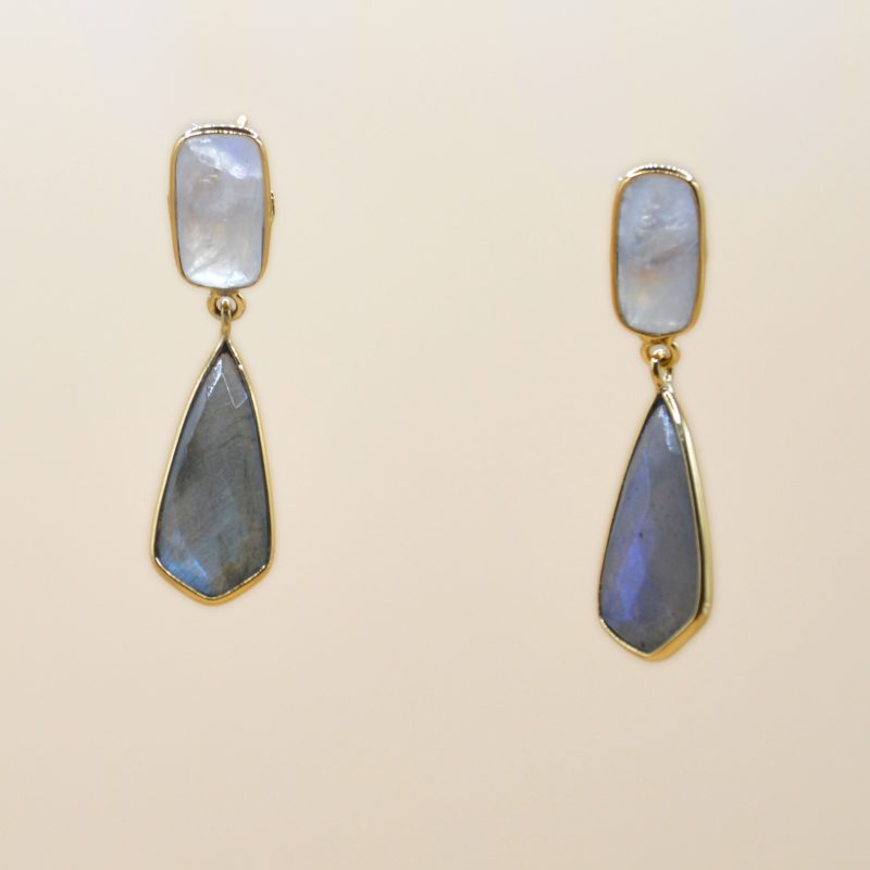 Magnifiques boucles d'oreilles articulées plaquées or 3 microns Terry. Ces créations raffinées mettent en valeur une pierre moonstone et une labradorite, offrant une touche de sophistication à chaque mouvement. Bijou seul, Crédit GEMITY