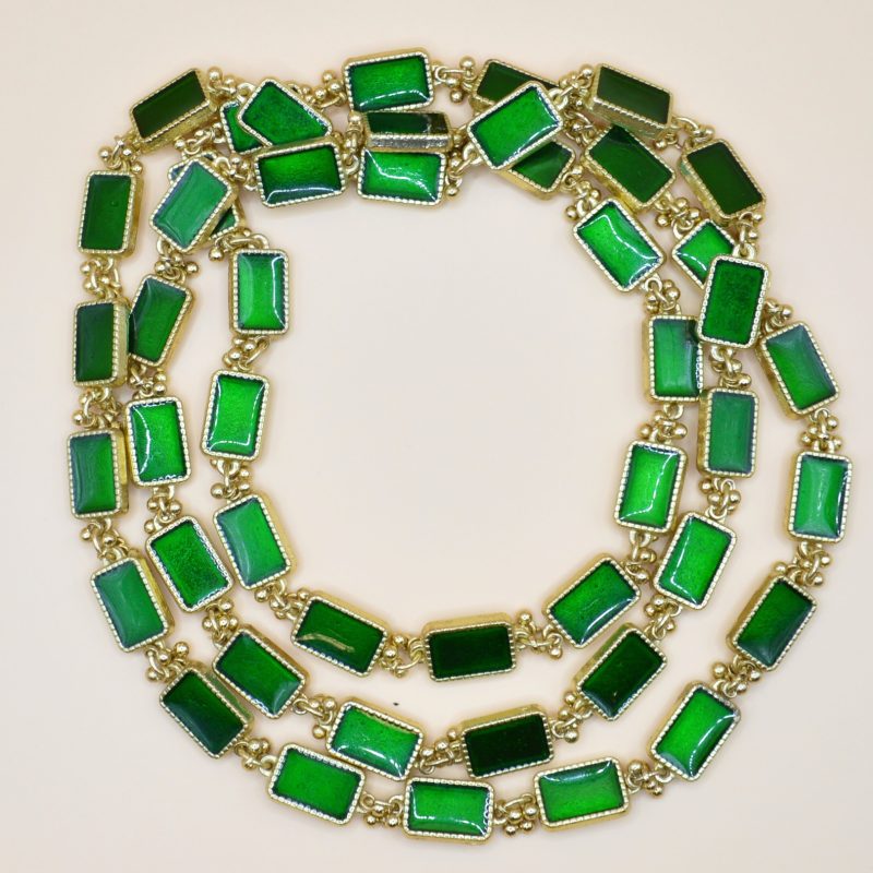 Sautoir en laiton doré orné de rectangles émaillés verts.Les miroirs verts rectangulaires incrustés reflètent la lumière de manière éblouissante. Bijou seul, Crédit GEMITY. Sautoir en laiton doré orné de rectangles émaillés verts.Les miroirs verts rectangulaires incrustés reflètent la lumière de manière éblouissante