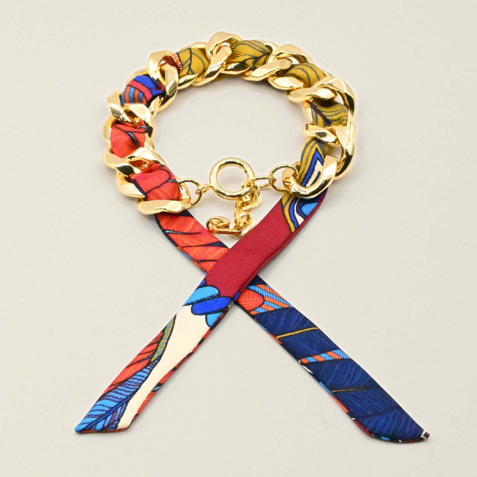 Choisissez ce magnifique bracelet pour le plaisir de toutes celles qui aiment les bijoux à accumuler et les chaînes. Ce bracelet est accompagné du ruban carrousel coloré. Bijou seul, Crédit GEMITY