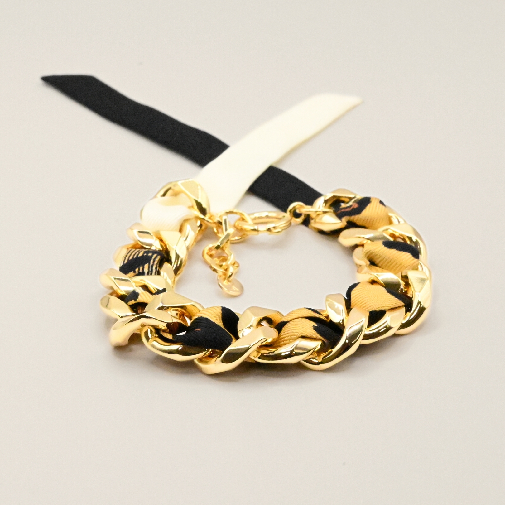 Choisissez ce magnifique bracelet pour le plaisir de toutes celles qui aiment les bijoux à accumuler et les chaînes. Ce bracelet est accompagné du ruban léopard. Bijou seul, Crédit GEMITY