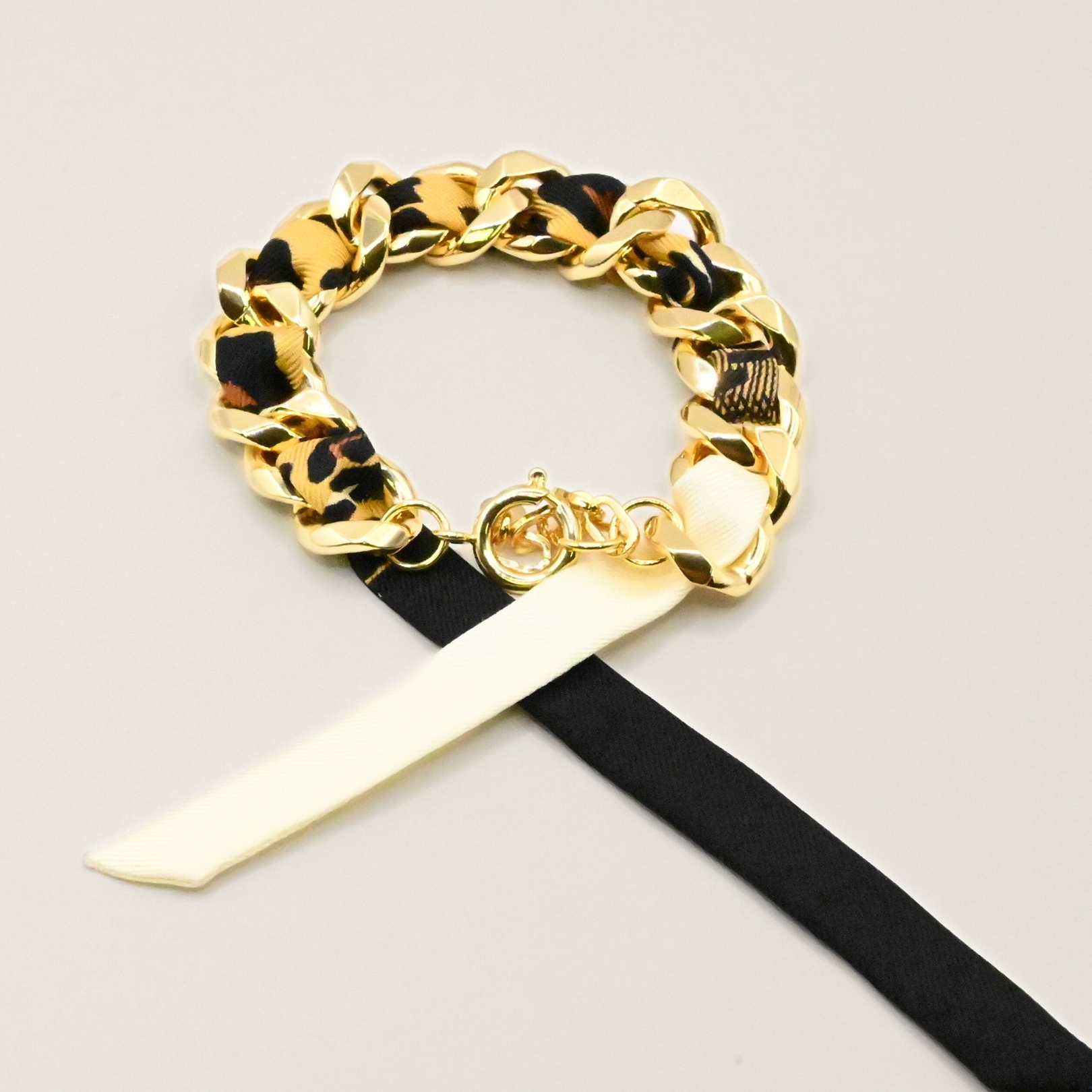 Choisissez ce magnifique bracelet pour le plaisir de toutes celles qui aiment les bijoux à accumuler et les chaînes. Ce bracelet est accompagné du ruban léopard. Bijou seul, Crédit GEMITY