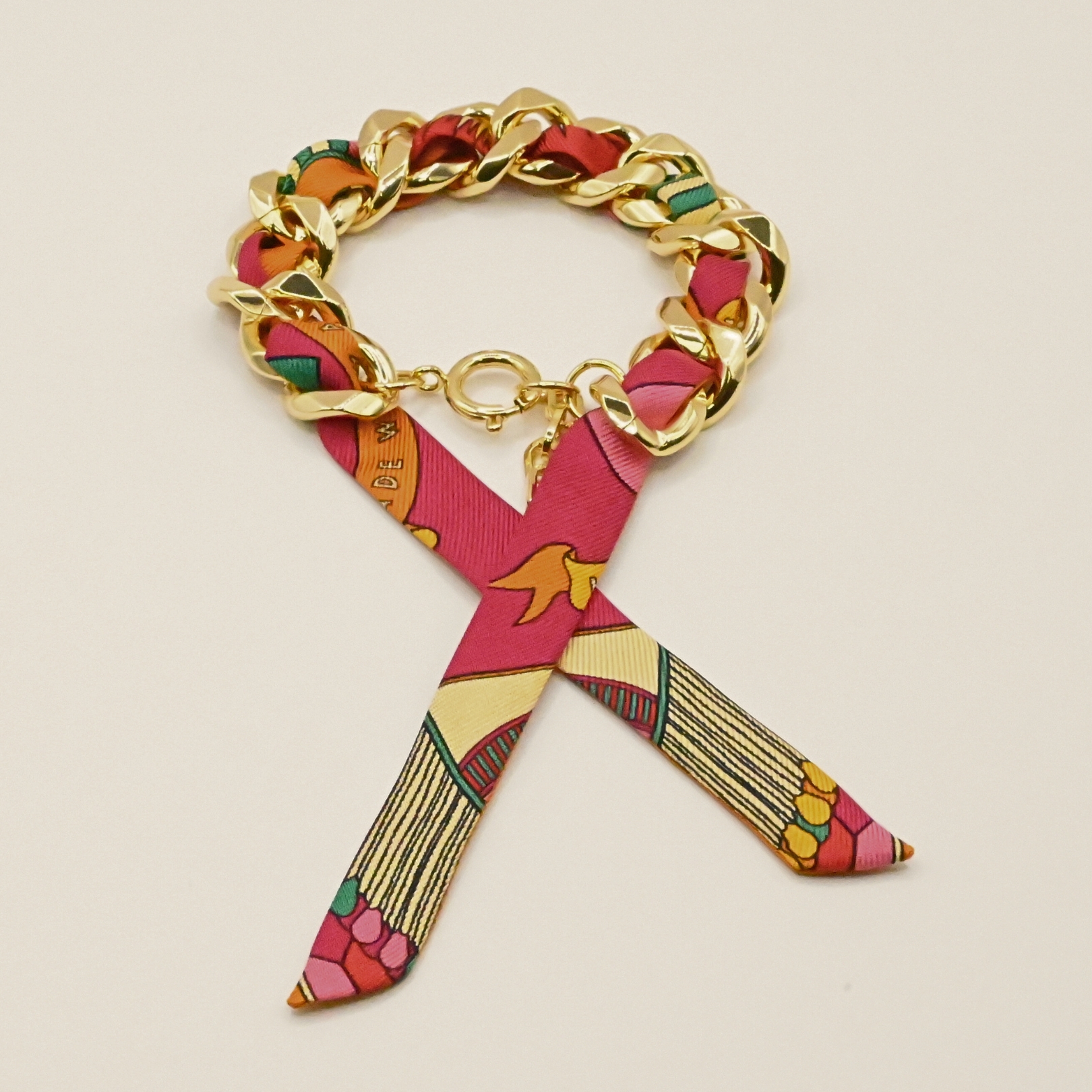 Choisissez ce magnifique bracelet pour le plaisir de toutes celles qui aiment les bijoux à accumuler et les chaînes. Ce bracelet est accompagné du ruban perfect match coloré. Bijou seul, Crédit GEMITY