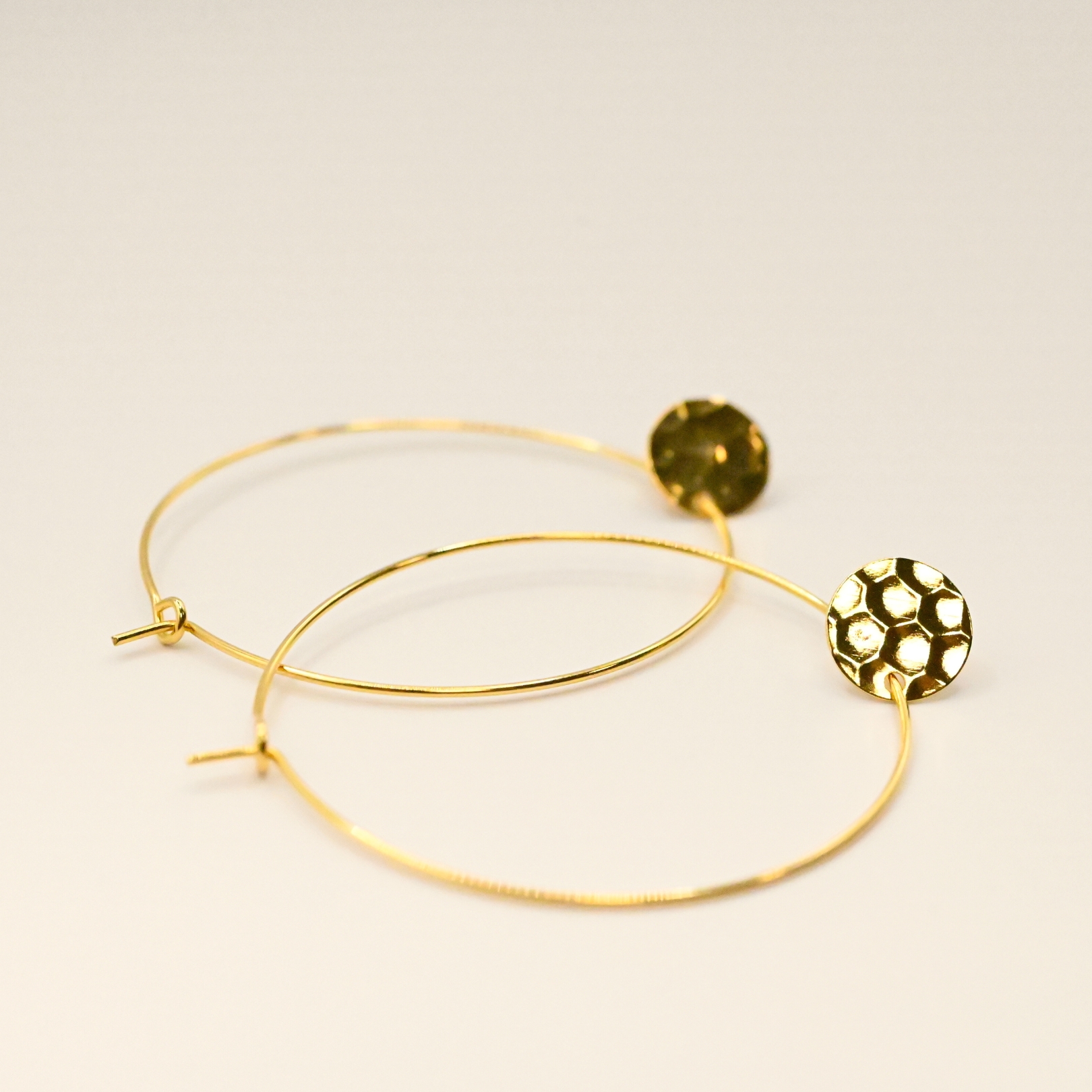 Créoles avec pastilles martelées dorées à l'or fin. Bijou seul, Crédit GEMITY