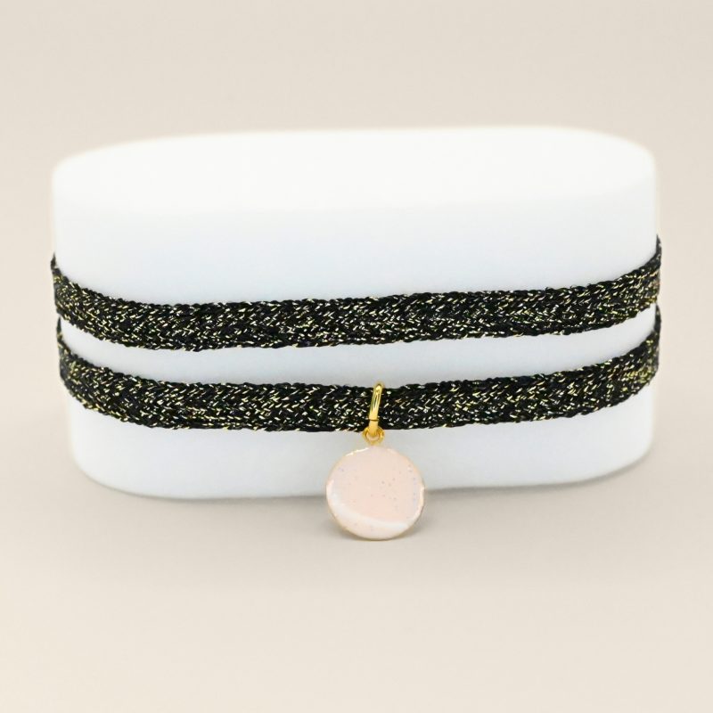 "Bracelet double tour ruban doré avec petite médaille d'indien plaqué or (3 microns) émaillée. Fermoir en plaqué or réglable . Bijou seul, Crédit GEMITY"