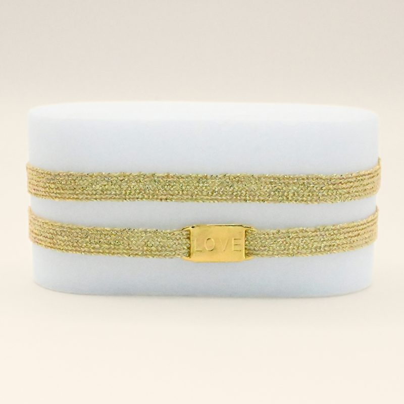 "Bracelet double tours avec une plaque LOVE en plaqué or (3 microns) fait main. Fermoir en plaqué or réglable . Bijou seul, Crédit GEMITY"