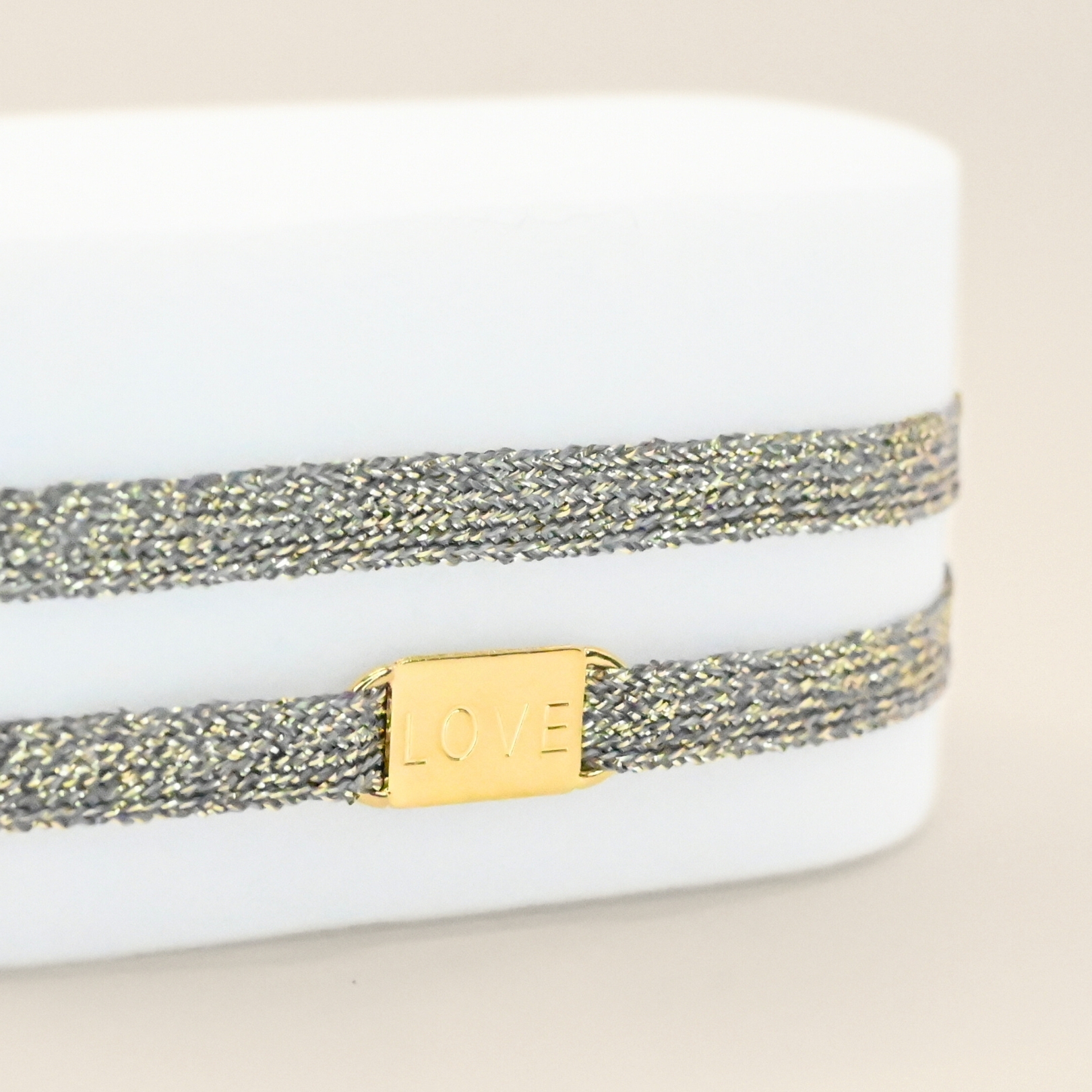 "Bracelet double tours avec une plaque LOVE en plaqué or (3 microns) fait main. Fermoir en plaqué or réglable . Bijou seul, Crédit GEMITY"