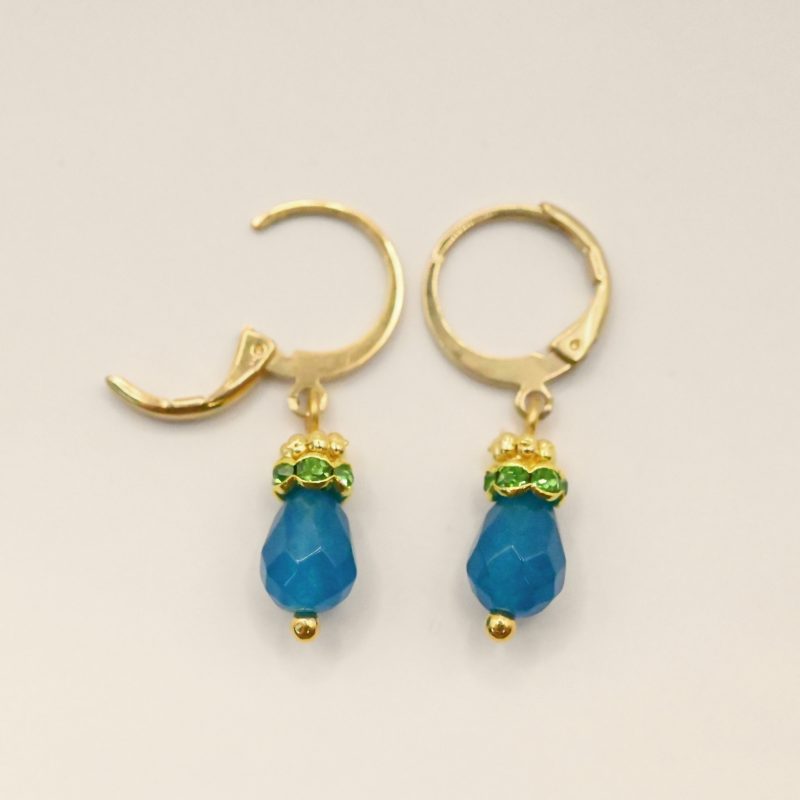 Petites boucles d'oreille parfaites pour le quotidien ou pour être portées en association avec le collier Jaipur par exemple. Elles sont très légères et d'une couleur éclatante. Un anneau strassé vient faire le pont entre la goutte et un petit anneau doré orné de mini boules typiquement indien. Bijou seul, Crédit GEMITY