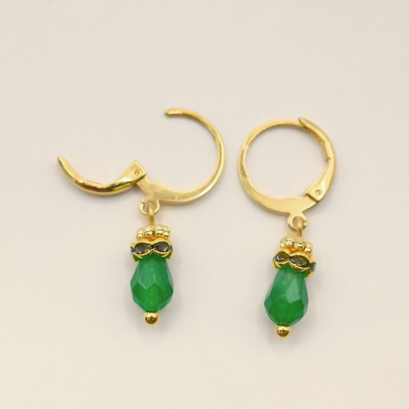 Petites boucles d'oreille parfaites pour le quotidien ou pour être portées en association avec le collier Jaipur par exemple. Elles sont très légères et d'une couleur éclatante. Un anneau strassé vient faire le pont entre la goutte et un petit anneau doré orné de mini boules typiquement indien. Bijou seul, Crédit GEMITY