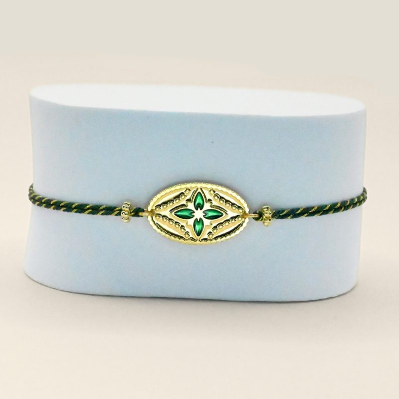 Matière : laiton doré à l’or fin 24 carats, cordon polyseter et coton. Monture : Avec boule coulissante pour serrer facilement le cordon. Bijou seul, Crédit GEMITY