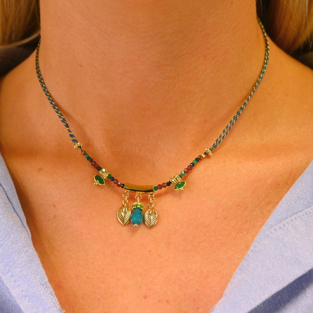 Avec sa petite boule coulissante, il suffit de passer le collier et de resserrer la boule jusqu'à la taille voulue (se porte court). FACILE et convient à tous les cous ! Les pampilles feuilles rappellent l'univers luxuriant des motifs indiens, les rondelles de strass soulignent les pierres serties et les fines perles donnent du cachet à ce collier bohème. Bijou porté, Crédit GEMITY.