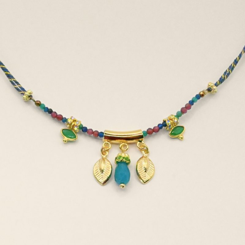 Avec sa petite boule coulissante, il suffit de passer le collier et de resserrer la boule jusqu'à la taille voulue (se porte court). FACILE et convient à tous les cous ! Les pampilles feuilles rappellent l'univers luxuriant des motifs indiens, les rondelles de strass soulignent les pierres serties et les fines perles donnent du cachet à ce collier bohème. Bijou seul, Crédit GEMITY