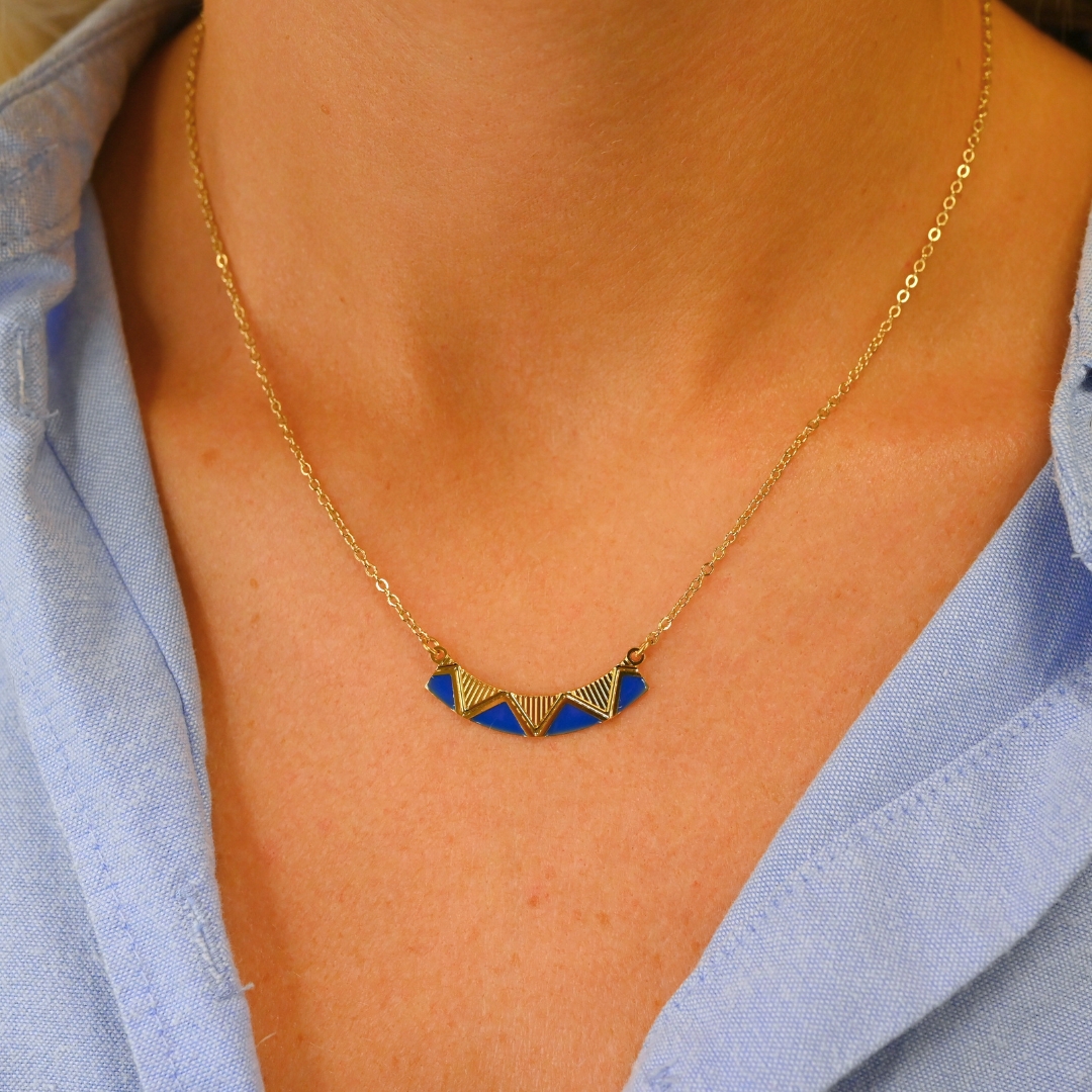 Voici un collier graphique avec des motifs finement gravés à la façon d’un zig zag, facile à porter et à associer. Bijou porté, Crédit GEMITY.