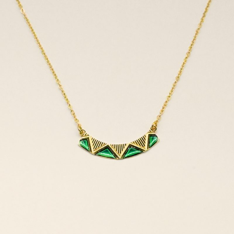 Voici un collier graphique avec des motifs finement gravés à la façon d’un zig zag, facile à porter et à associer. Bijou seul, Crédit GEMITY