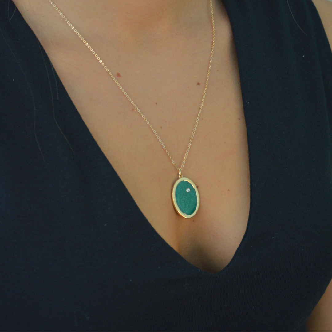 Collier réalisé artisanalement dans notre atelier parisien. Chaque pièce est unique et présente ses propres irrégularités (variations de couleur et de taille des fragments de pierre). Bijou porté, Crédit GEMITY.