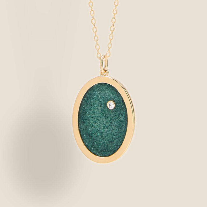 Collier réalisé artisanalement dans notre atelier parisien. Chaque pièce est unique et présente ses propres irrégularités (variations de couleur et de taille des fragments de pierre). Bijou seul, Crédit Léo Sédim
