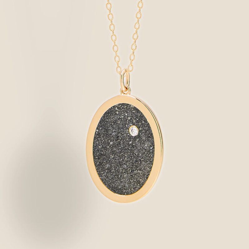 Collier réalisé artisanalement dans notre atelier parisien. Chaque pièce est unique et présente ses propres irrégularités (variations de couleur et de taille des fragments de pierre). Bijou seul, Crédit Léo Sédim