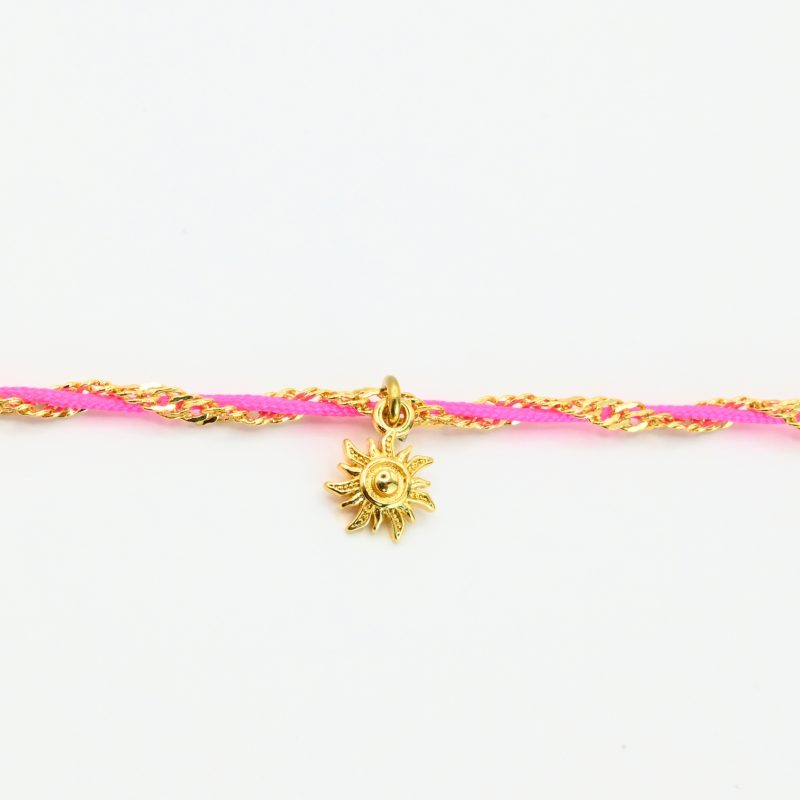 "L’élégance décontractée de la côte basque. Ce bracelet mêle fils de coton torsadé, touches dorées et couleurs vibrantes, pour une alliance parfaite entre raffinement et fraîcheur de l’océan. Orné d'un charm, il incarne une harmonie bohème et sophistiquée à porter au quotidien. Composition : Plaqué or et fils de coton torsadés. . Bijou seul, Crédit GEMITY"