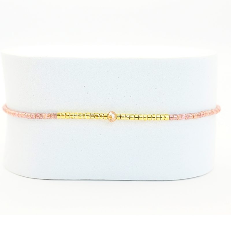 ce bracelet fin à cordon ajustable. Composé de perles nude délicates et de perles dorées au centre, ce bijou 1 rang se marie facilement avec toutes vos tenues. . Bijou seul, Crédit GEMITY