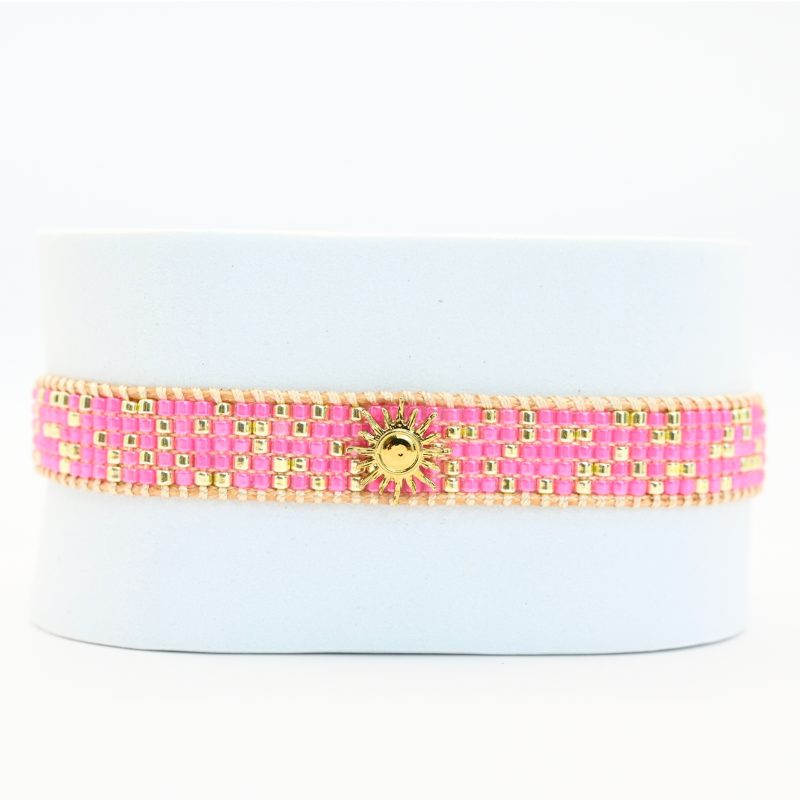 audacieuse et éclatante, cette petite manchette illumine votre poignet avec ses 5 rangs de perles roses fluo. Son ornement central en forme de soleil apporte une touche lumineuse et rayonnante. . Bijou seul, Crédit GEMITY