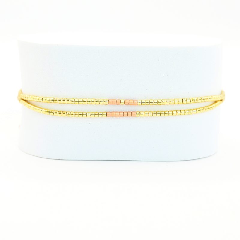 ce bracelet élégant combine harmonieusement des cordes fines au début et des perles dorées et rose poudré en son centre. . Bijou seul, Crédit GEMITY