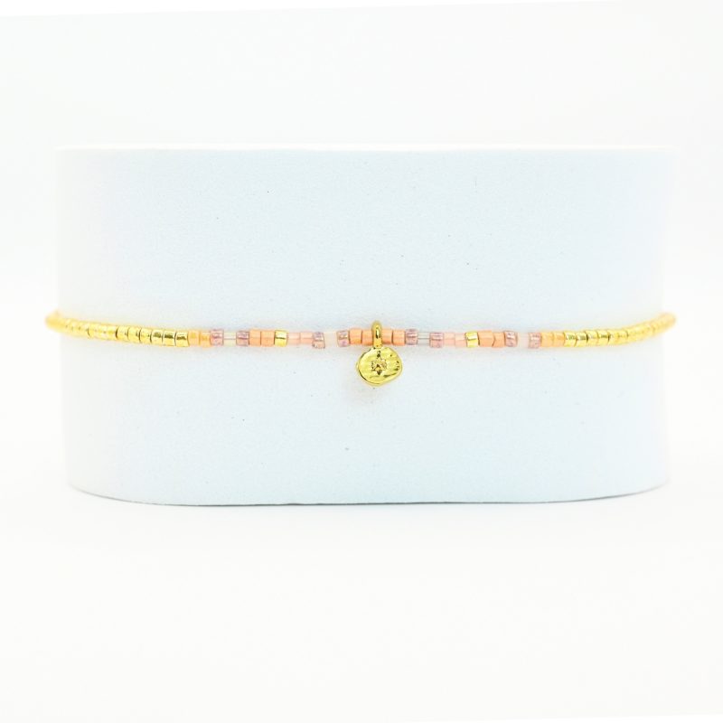 ce bracelet fin au design délicat est le parfait accessoire pour apporter une touche d’élégance subtile à votre poignet. Composé de perles dorées et nude, il se distingue par un charm ovale qui ajoute une note de raffinement. . Bijou seul, Crédit GEMITY