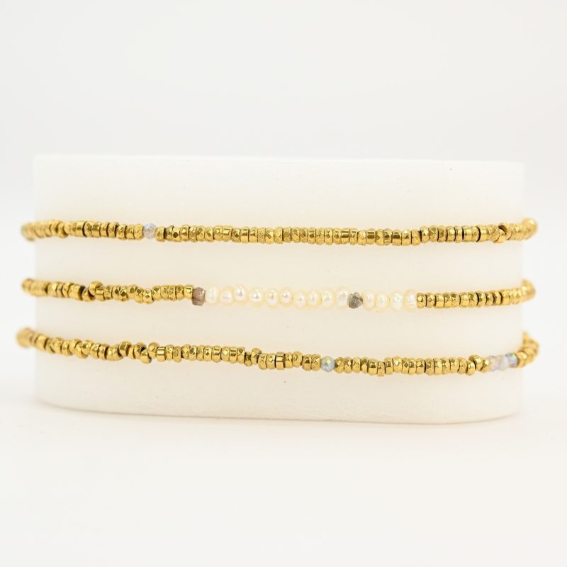 Ce bijou polyvalent se compose de petites perles dorées subtilement mises en valeur par quelques perles en nacre placées en son centre. . Bijou seul, Crédit GEMITY
