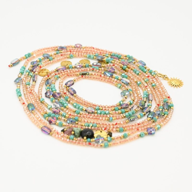 ce collier sautoir en perles roses et turquoises offre une touche de couleur éclatante et de fluidité à vos tenues.. Bijou seul, Crédit GEMITY