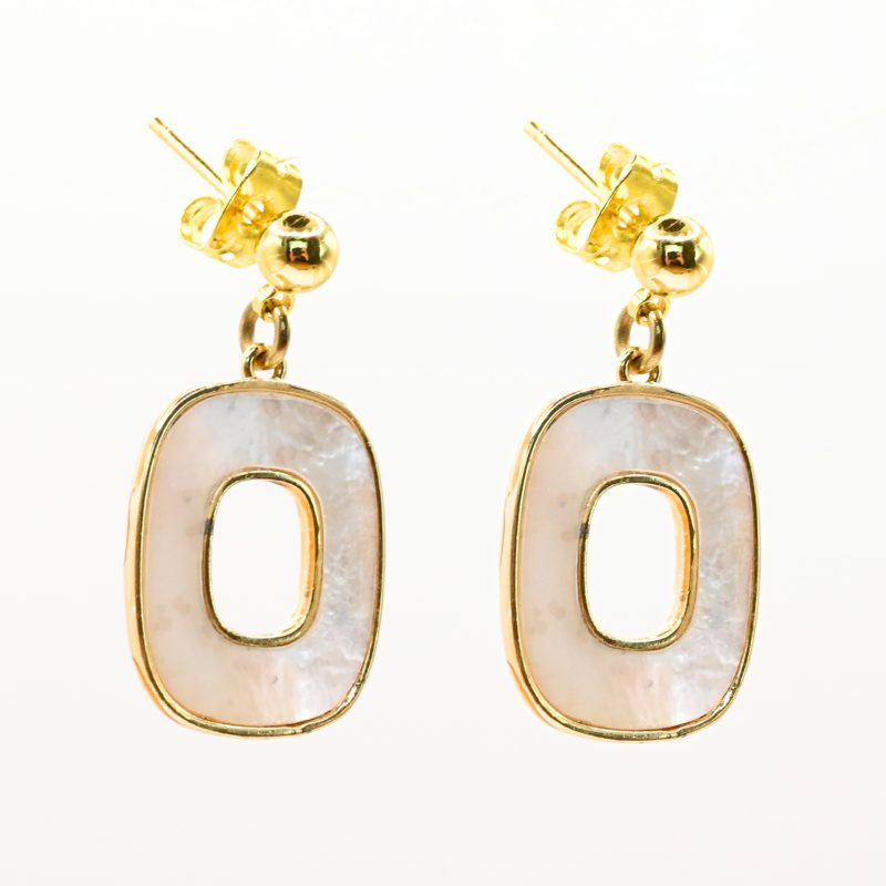 Composition : Boucles d'oreilles en métal et nacre naturelle, hauteur 24 mm. Une nacre naturelle qui se portera avec délicatesse contre votre peau.. Bijou seul, Crédit GEMITY