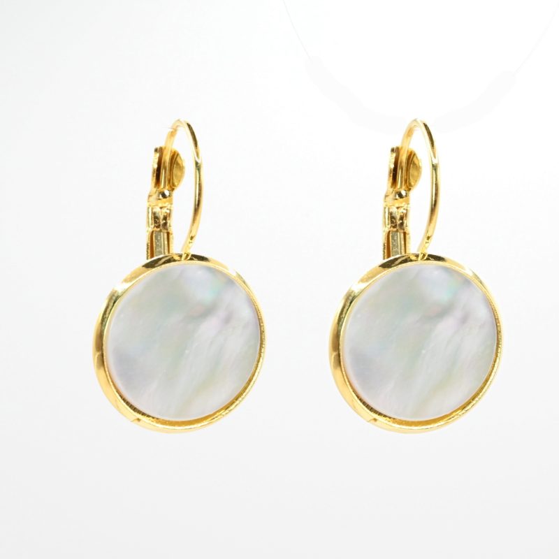 "Boucles d’oreilles dormeuses et cabochon en nacre de 14 mm. Elles sont dorées à l’or fin 24 carats. Ces boucles apporteront une touche lumineuse à vos tenues dans un style épuré. . Bijou seul, Crédit GEMITY"