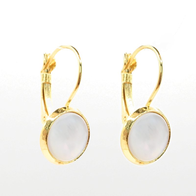 "Boucles d’oreilles dormeuse en métal plaqué or 24 carats. Composées d’un cabochon en nacre naturelle de 1 cm. Ce bijou apportera une touche lumineuse à vos tenues dans un style épuré. . Bijou seul, Crédit GEMITY"