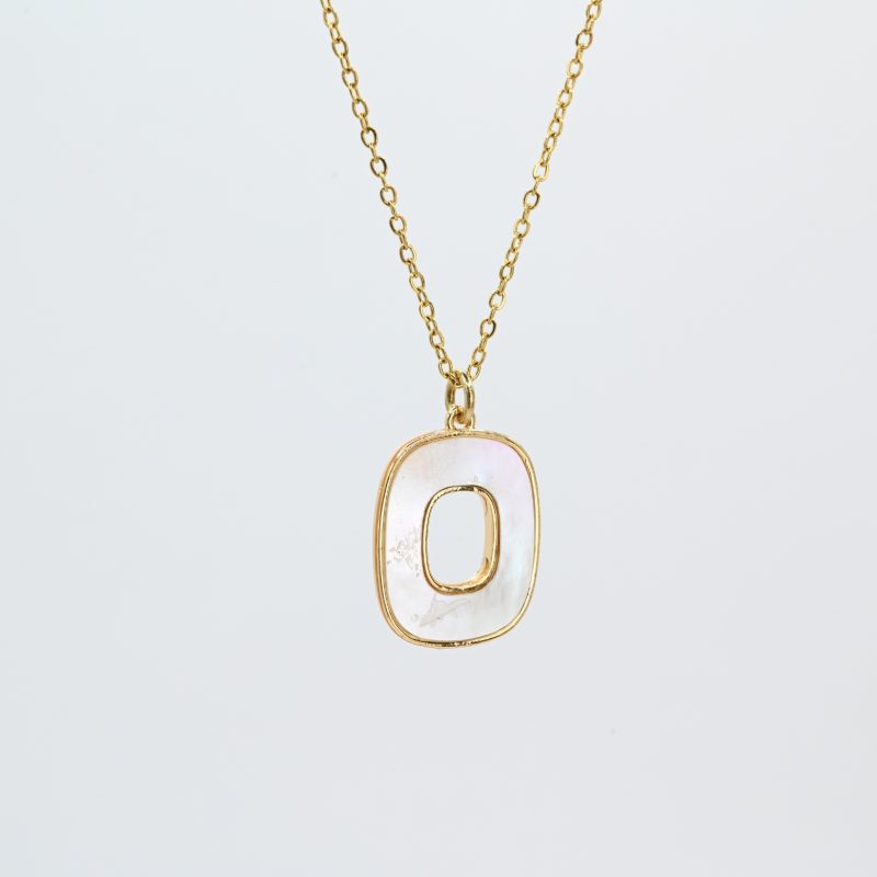 "Collier avec une nacre naturelle montée sur du métal doré à l’or fin 24 carats. La longueur de la chaîne est de 40 cm + chaînette de rallonge. . Bijou seul, Crédit GEMITY"