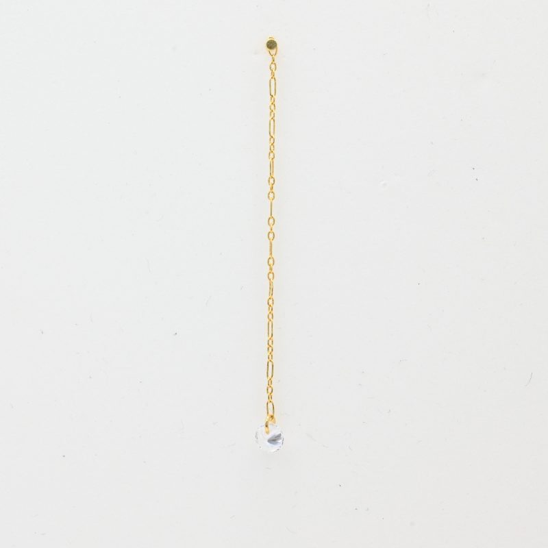 "Boucles d'oreilles en plaqué or avec un zirconium. Vendues par paire. . Bijou seul, Crédit GEMITY"