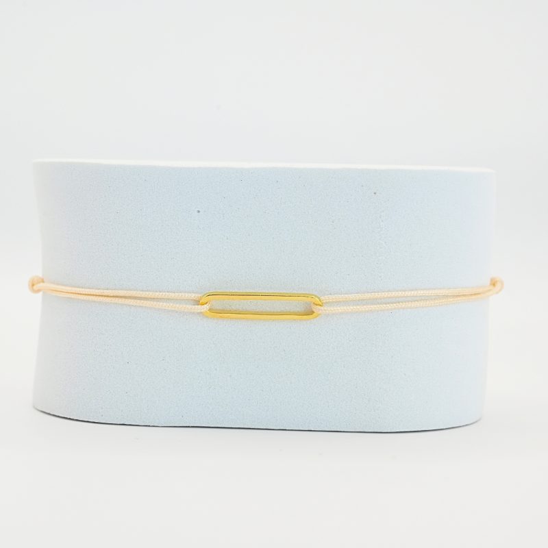 "Bracelet avec un maillon en plaqué or (3 microns) et un cordon coloré. Taille ajustable. . Bijou seul, Crédit GEMITY"