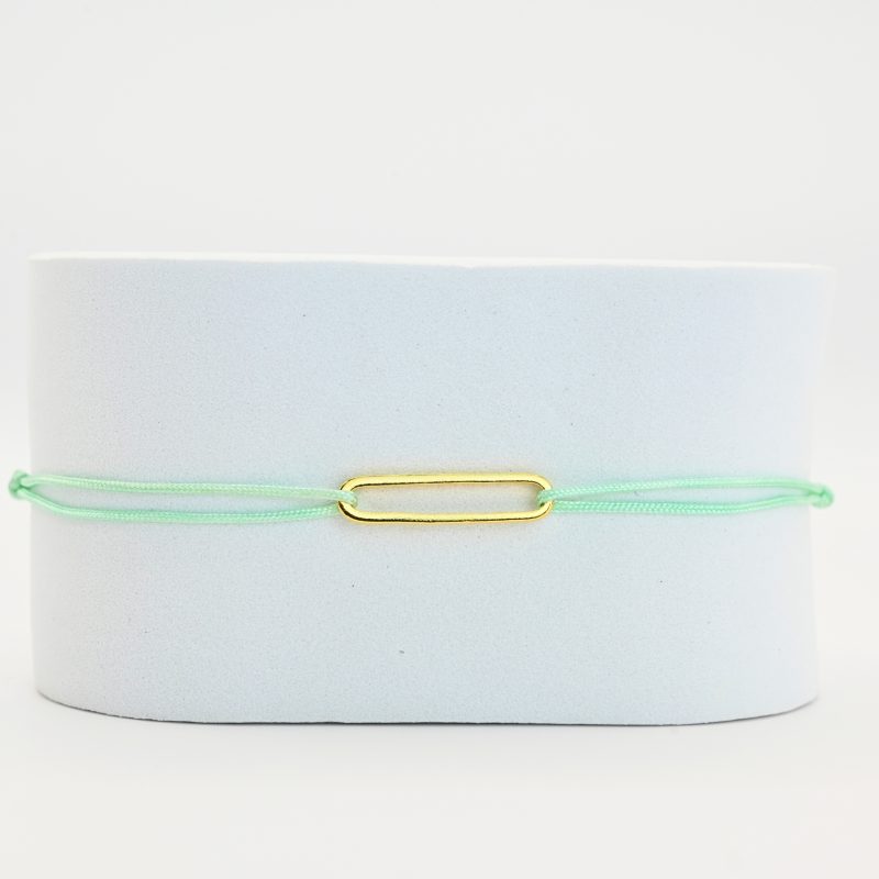 "Bracelet avec un maillon en plaqué or (3 microns) et un cordon coloré. Taille ajustable. . Bijou seul, Crédit GEMITY"