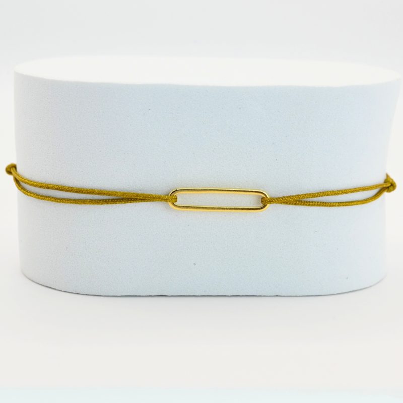 "Bracelet avec un maillon en plaqué or (3 microns) et un cordon coloré. Taille ajustable. . Bijou seul, Crédit GEMITY"