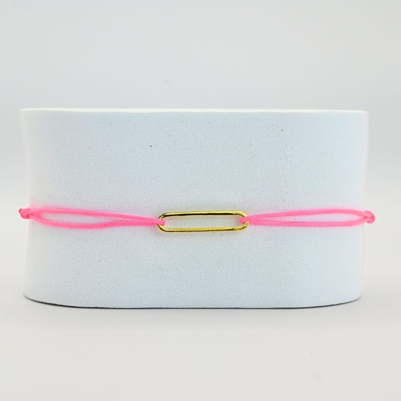 "Bracelet avec un maillon en plaqué or (3 microns) et un cordon coloré. Taille ajustable. . Bijou seul, Crédit GEMITY"